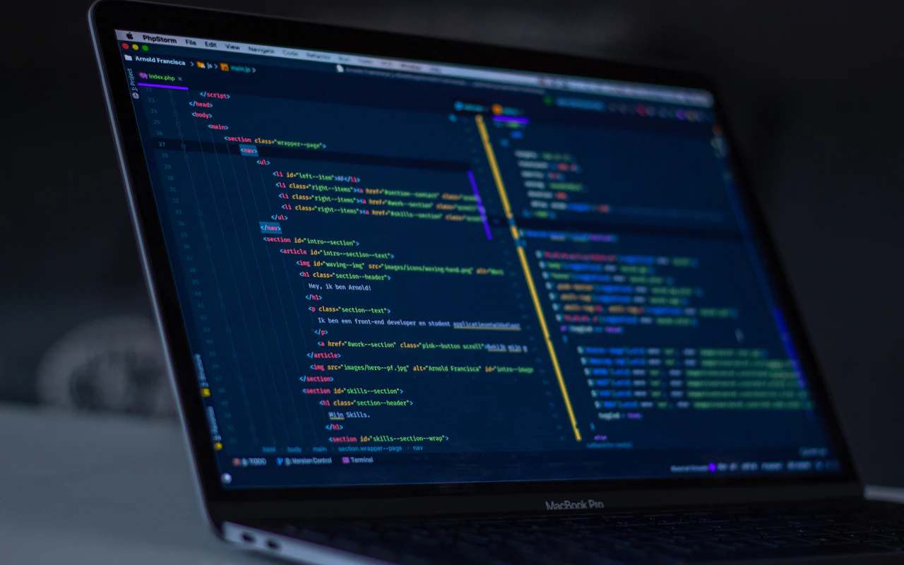 Code-Editor auf einem Monitor